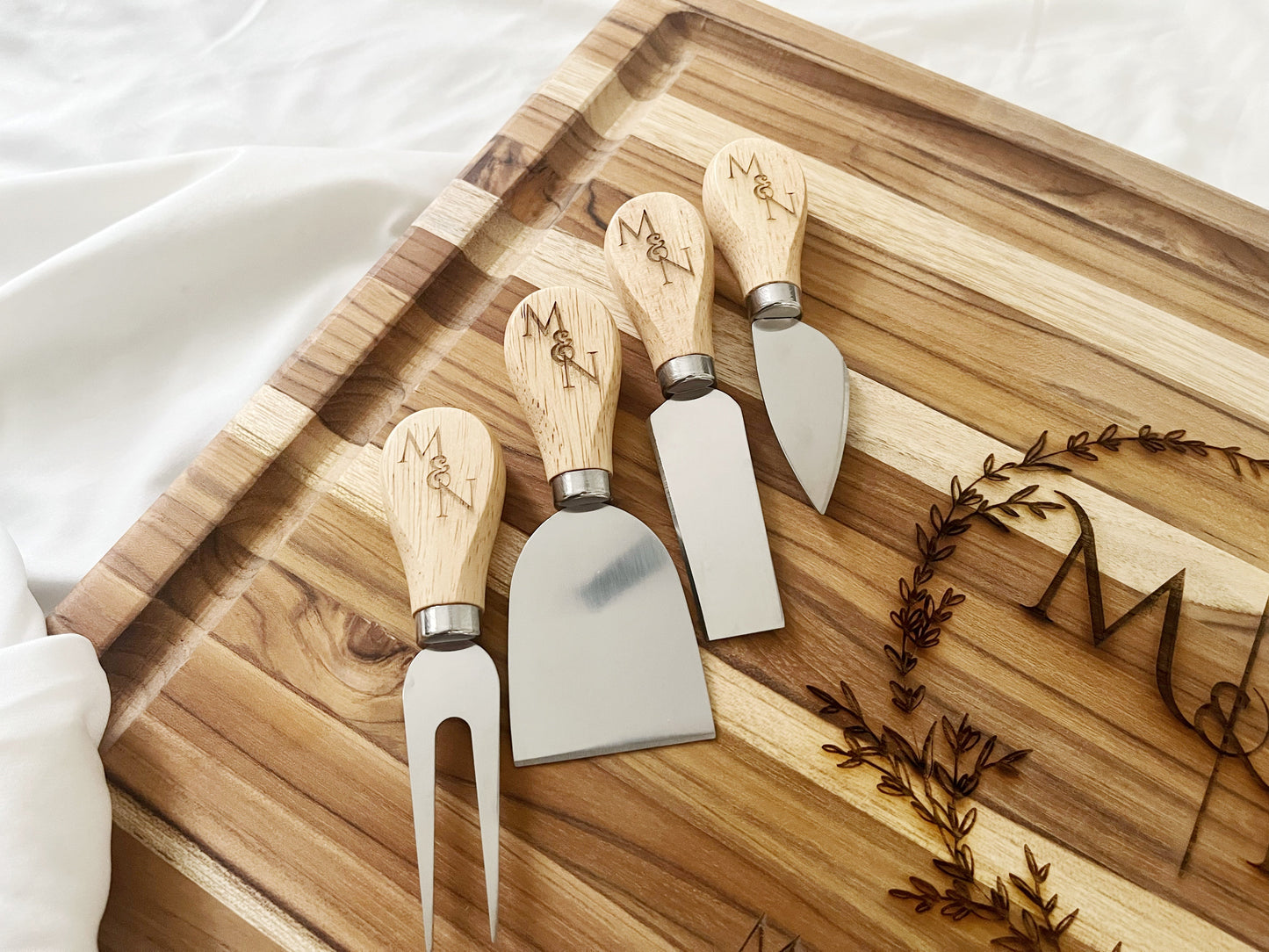 Cheeseboard Set - Personalized Gift with Engraving Options