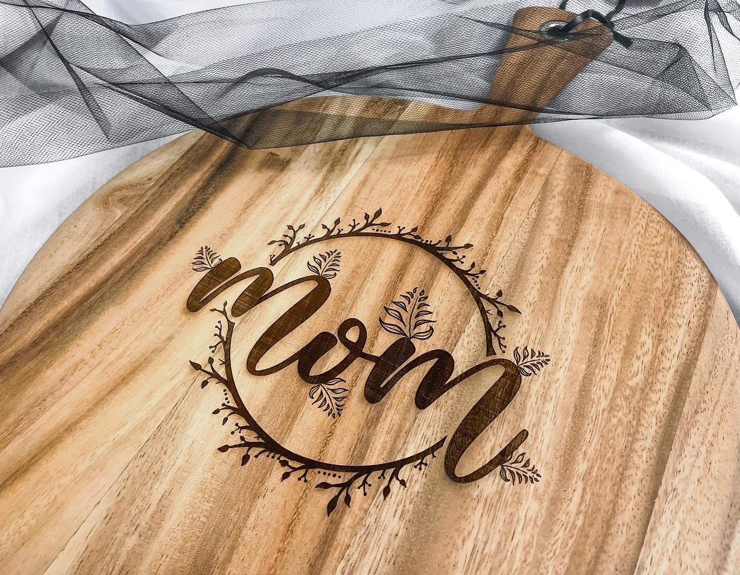 Personalized Acacia Round Paddle Board for Mom, Mother's Day Charcuterie Board, Gift for Mom, Gift for Her, Kitchen Decor, Engraved Board